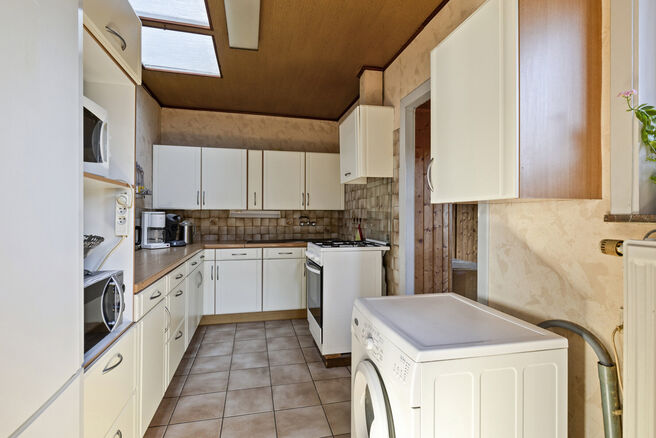 Deze goed gelegen eengezinswoning met ruime tuin en garage/werkplaats ligt op een perceel van 736 m² en bestaat uit twee delen.

Het hoofdgebouw is een volledige gezinswoning met 3 slaapkamers en 1 badkamer. Achteraan bevindt zich een aparte wooneenheid 