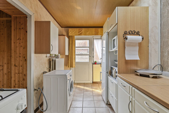 Deze goed gelegen eengezinswoning met ruime tuin en garage/werkplaats ligt op een perceel van 736 m² en bestaat uit twee delen.

Het hoofdgebouw is een volledige gezinswoning met 3 slaapkamers en 1 badkamer. Achteraan bevindt zich een aparte wooneenheid 