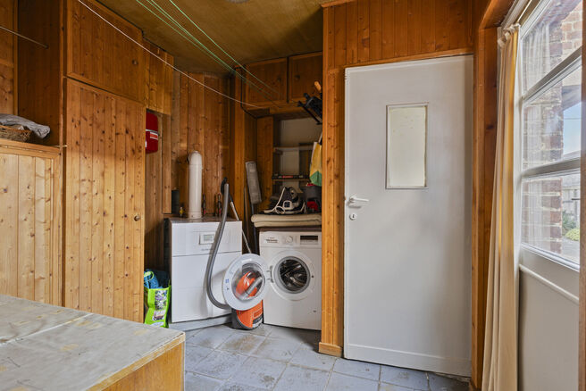 Deze goed gelegen eengezinswoning met ruime tuin en garage/werkplaats ligt op een perceel van 736 m² en bestaat uit twee delen.

Het hoofdgebouw is een volledige gezinswoning met 3 slaapkamers en 1 badkamer. Achteraan bevindt zich een aparte wooneenheid 