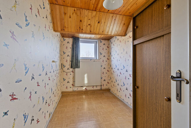 Deze goed gelegen eengezinswoning met ruime tuin en garage/werkplaats ligt op een perceel van 736 m² en bestaat uit twee delen.

Het hoofdgebouw is een volledige gezinswoning met 3 slaapkamers en 1 badkamer. Achteraan bevindt zich een aparte wooneenheid 