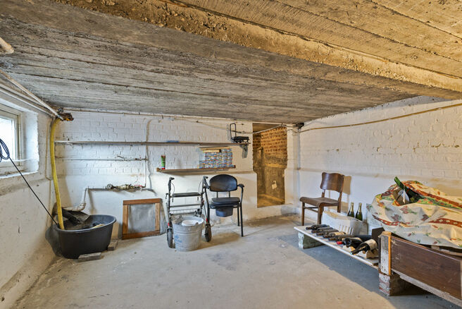 Deze goed gelegen eengezinswoning met ruime tuin en garage/werkplaats ligt op een perceel van 736 m² en bestaat uit twee delen.

Het hoofdgebouw is een volledige gezinswoning met 3 slaapkamers en 1 badkamer. Achteraan bevindt zich een aparte wooneenheid 