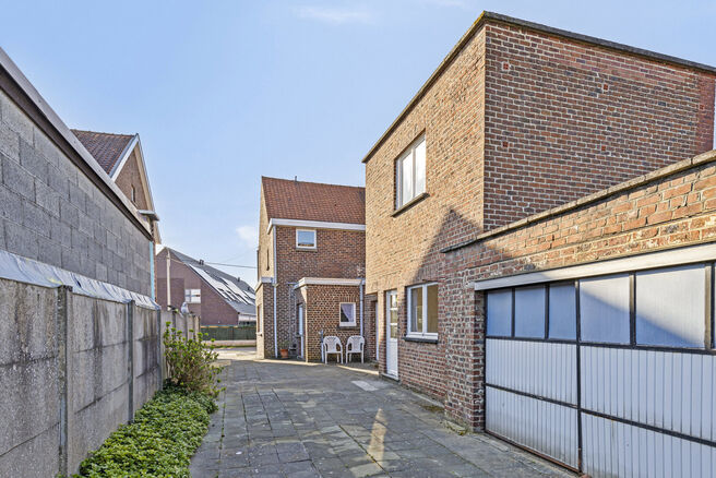 Deze goed gelegen eengezinswoning met ruime tuin en garage/werkplaats ligt op een perceel van 736 m² en bestaat uit twee delen.

Het hoofdgebouw is een volledige gezinswoning met 3 slaapkamers en 1 badkamer. Achteraan bevindt zich een aparte wooneenheid 