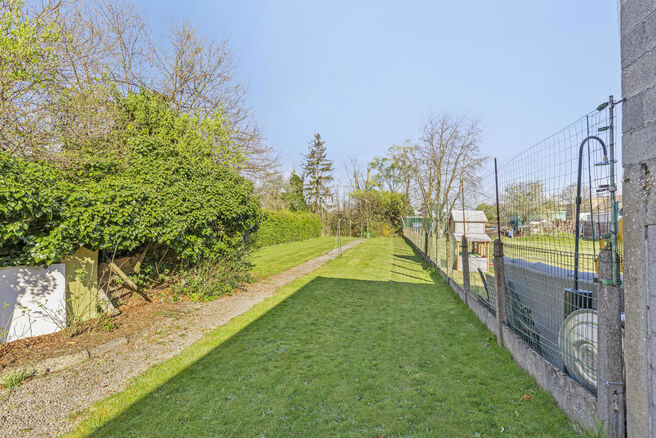 Deze goed gelegen eengezinswoning met ruime tuin en garage/werkplaats ligt op een perceel van 736 m² en bestaat uit twee delen.

Het hoofdgebouw is een volledige gezinswoning met 3 slaapkamers en 1 badkamer. Achteraan bevindt zich een aparte wooneenheid 