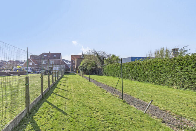 Deze goed gelegen eengezinswoning met ruime tuin en garage/werkplaats ligt op een perceel van 736 m² en bestaat uit twee delen.

Het hoofdgebouw is een volledige gezinswoning met 3 slaapkamers en 1 badkamer. Achteraan bevindt zich een aparte wooneenheid 