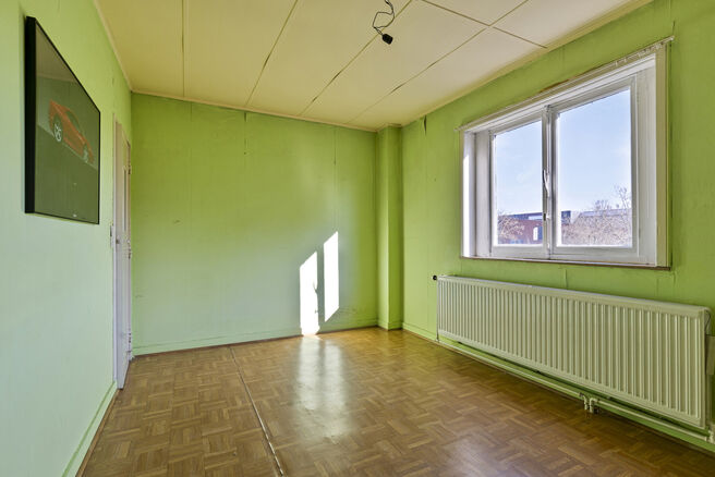 Deze goed gelegen eengezinswoning met ruime tuin en garage/werkplaats ligt op een perceel van 736 m² en bestaat uit twee delen.

Het hoofdgebouw is een volledige gezinswoning met 3 slaapkamers en 1 badkamer. Achteraan bevindt zich een aparte wooneenheid 