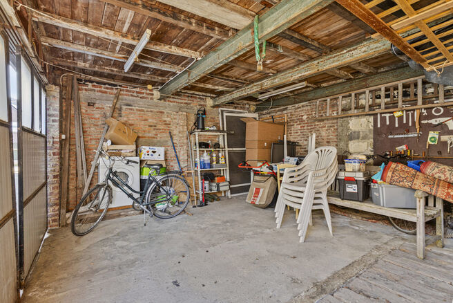 Deze goed gelegen eengezinswoning met ruime tuin en garage/werkplaats ligt op een perceel van 736 m² en bestaat uit twee delen.

Het hoofdgebouw is een volledige gezinswoning met 3 slaapkamers en 1 badkamer. Achteraan bevindt zich een aparte wooneenheid 