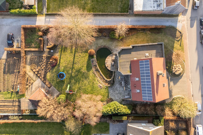 Deze ruime villa met maar liefst 5 slaapkamers en 3 badkamers is gelegen in een residenti&euml;le woonwijk, op een perceel van 15a85ca.

Bij het betreden van de woning komt men in de inkomhal met apart gastentoilet. In 2002 werd de woning uitgebreid met een a