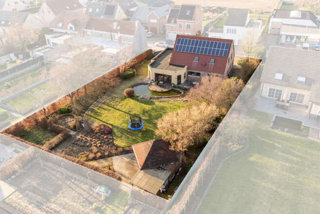 Deze ruime villa met maar liefst 5 slaapkamers en 3 badkamers is gelegen in een residenti&euml;le woonwijk, op een perceel van 15a85ca.

Bij het betreden van de woning komt men in de inkomhal met apart gastentoilet. In 2002 werd de woning uitgebreid met een a