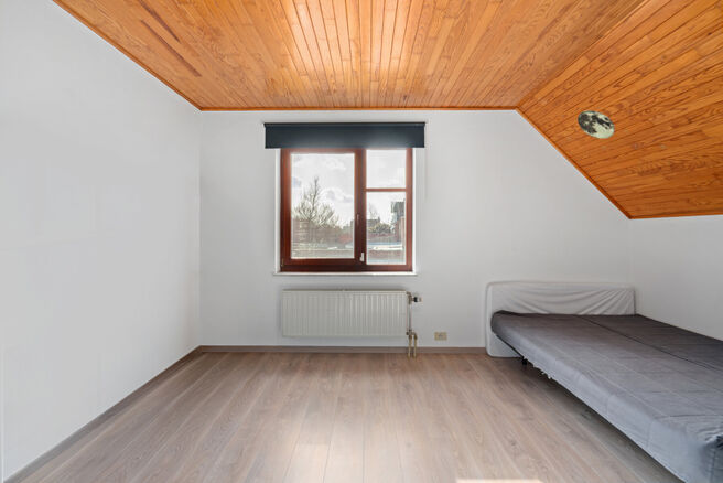 Deze ruime villa met maar liefst 5 slaapkamers en 3 badkamers is gelegen in een residenti&euml;le woonwijk, op een perceel van 15a85ca.

Bij het betreden van de woning komt men in de inkomhal met apart gastentoilet. In 2002 werd de woning uitgebreid met een a