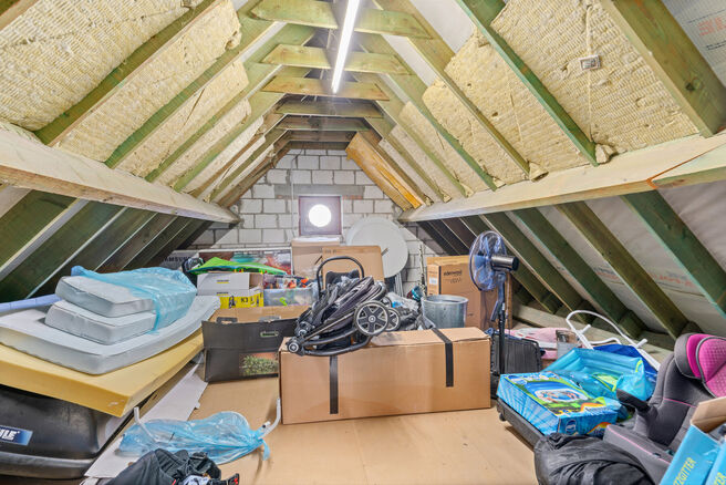 Deze ruime villa met maar liefst 5 slaapkamers en 3 badkamers is gelegen in een residenti&euml;le woonwijk, op een perceel van 15a85ca.

Bij het betreden van de woning komt men in de inkomhal met apart gastentoilet. In 2002 werd de woning uitgebreid met een a