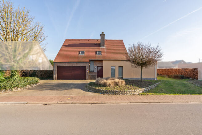 Deze ruime villa met maar liefst 5 slaapkamers en 3 badkamers is gelegen in een residenti&euml;le woonwijk, op een perceel van 15a85ca.

Bij het betreden van de woning komt men in de inkomhal met apart gastentoilet. In 2002 werd de woning uitgebreid met een a