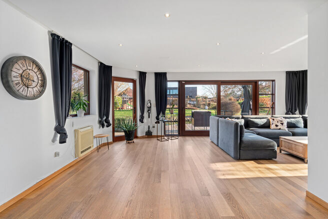 Deze ruime villa met maar liefst 5 slaapkamers en 3 badkamers is gelegen in een residenti&euml;le woonwijk, op een perceel van 15a85ca.

Bij het betreden van de woning komt men in de inkomhal met apart gastentoilet. In 2002 werd de woning uitgebreid met een a