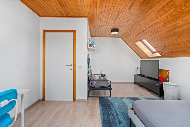 Deze ruime villa met maar liefst 5 slaapkamers en 3 badkamers is gelegen in een residenti&euml;le woonwijk, op een perceel van 15a85ca.

Bij het betreden van de woning komt men in de inkomhal met apart gastentoilet. In 2002 werd de woning uitgebreid met een a