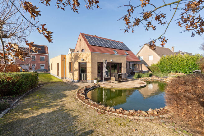 Deze ruime villa met maar liefst 5 slaapkamers en 3 badkamers is gelegen in een residenti&euml;le woonwijk, op een perceel van 15a85ca.

Bij het betreden van de woning komt men in de inkomhal met apart gastentoilet. In 2002 werd de woning uitgebreid met een a