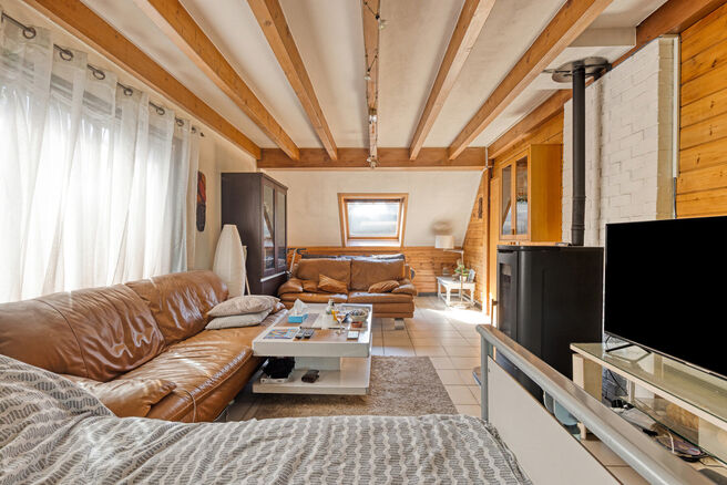 Deze gezinswoning met 3 slaapkamers, garage en tuin bevindt zich op een perceel van 5a94ca in een gezellige en rustige verkaveling, op een uitstekende locatie nabij het befaamde Kasteel en Park Kruikenburg.

INDELING:
Op de gelijkvloerse verdieping betree