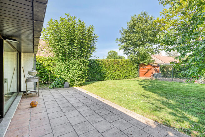 Deze gezinswoning met 3 slaapkamers, garage en tuin bevindt zich op een perceel van 5a94ca in een gezellige en rustige verkaveling, op een uitstekende locatie nabij het befaamde Kasteel en Park Kruikenburg.

INDELING:
Op de gelijkvloerse verdieping betree