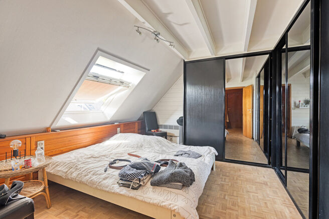Deze gezinswoning met 3 slaapkamers, garage en tuin bevindt zich op een perceel van 5a94ca in een gezellige en rustige verkaveling, op een uitstekende locatie nabij het befaamde Kasteel en Park Kruikenburg.

INDELING:
Op de gelijkvloerse verdieping betree