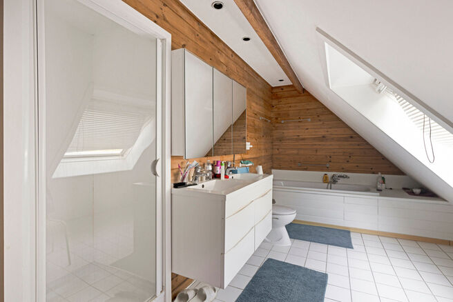 Deze gezinswoning met 3 slaapkamers, garage en tuin bevindt zich op een perceel van 5a94ca in een gezellige en rustige verkaveling, op een uitstekende locatie nabij het befaamde Kasteel en Park Kruikenburg.

INDELING:
Op de gelijkvloerse verdieping betree