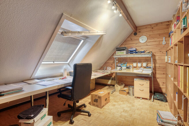 Deze gezinswoning met 3 slaapkamers, garage en tuin bevindt zich op een perceel van 5a94ca in een gezellige en rustige verkaveling, op een uitstekende locatie nabij het befaamde Kasteel en Park Kruikenburg.

INDELING:
Op de gelijkvloerse verdieping betree
