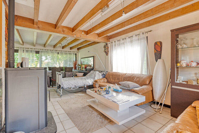 Deze gezinswoning met 3 slaapkamers, garage en tuin bevindt zich op een perceel van 5a94ca in een gezellige en rustige verkaveling, op een uitstekende locatie nabij het befaamde Kasteel en Park Kruikenburg.

INDELING:
Op de gelijkvloerse verdieping betree