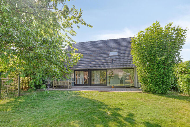 Deze gezinswoning met 3 slaapkamers, garage en tuin bevindt zich op een perceel van 5a94ca in een gezellige en rustige verkaveling, op een uitstekende locatie nabij het befaamde Kasteel en Park Kruikenburg.

INDELING:
Op de gelijkvloerse verdieping betree