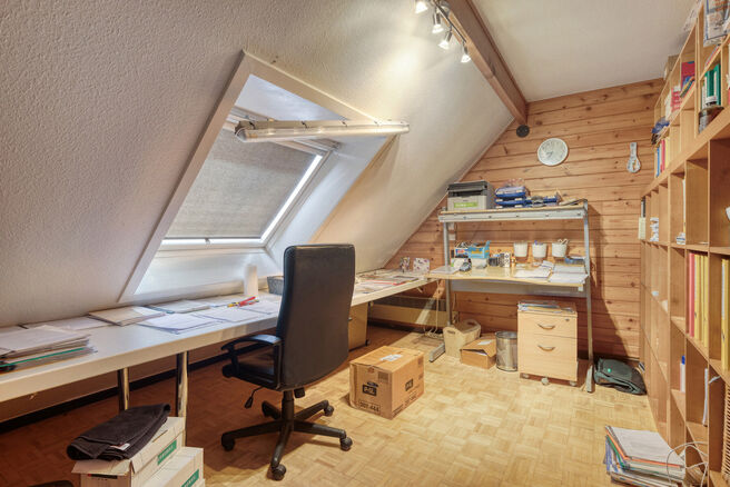 Deze gezinswoning met 3 slaapkamers, garage en tuin bevindt zich op een perceel van 5a94ca in een gezellige en rustige verkaveling, op een uitstekende locatie nabij het befaamde Kasteel en Park Kruikenburg.

INDELING:
Op de gelijkvloerse verdieping betree