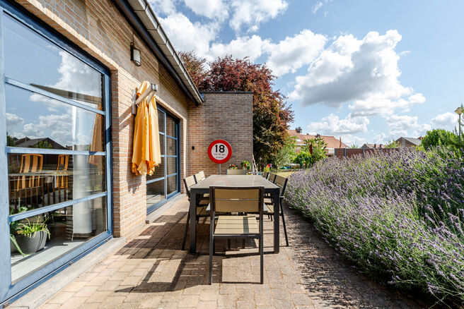 Deze vrijstaande woning met drie slaapkamers, garage en grote tuin is uitstekend gelegen in een rustige, familiale woonwijk in een doodlopende straat, wat zorgt voor een kindvriendelijke en veilige leefomgeving. De woning bevindt zich op de grens met de g