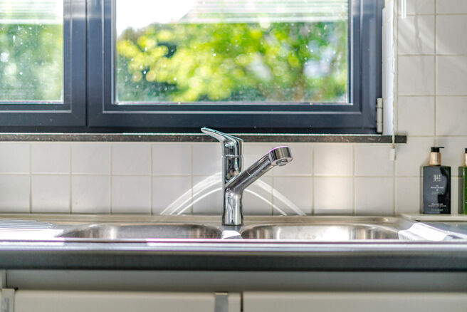 Deze vrijstaande woning met drie slaapkamers, garage en grote tuin is uitstekend gelegen in een rustige, familiale woonwijk in een doodlopende straat, wat zorgt voor een kindvriendelijke en veilige leefomgeving. De woning bevindt zich op de grens met de g