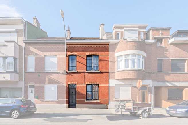 Deze woning met drie ruime slaapkamers en tuin is uitstekend gelegen woning nabij het centrum van Vilvoorde met tal van voorzieningen in de nabijheid.

INDELING:
Op het gelijkvloers betreden we de woning via een inkomhal met trap naar de eerste verdieping