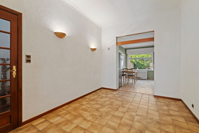 Deze woning met drie ruime slaapkamers en tuin is uitstekend gelegen woning nabij het centrum van Vilvoorde met tal van voorzieningen in de nabijheid.

INDELING:
Op het gelijkvloers betreden we de woning via een inkomhal met trap naar de eerste verdieping