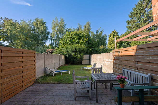 Deze woning met drie ruime slaapkamers en tuin is uitstekend gelegen woning nabij het centrum van Vilvoorde met tal van voorzieningen in de nabijheid.

INDELING:
Op het gelijkvloers betreden we de woning via een inkomhal met trap naar de eerste verdieping