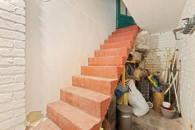 Deze woning met drie ruime slaapkamers en tuin is uitstekend gelegen woning nabij het centrum van Vilvoorde met tal van voorzieningen in de nabijheid.

INDELING:
Op het gelijkvloers betreden we de woning via een inkomhal met trap naar de eerste verdieping