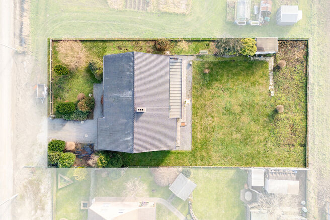 Deze charmante woning met 3 slaapkamers is gelegen in een landelijke omgeving te Vilvoorde (Houtem), op een ruim perceel van 1.250 m&sup2;. Op het gelijkvloers vindt u een inkomhal met apart gastentoilet, die leidt naar de ruime en lichtrijke woonkamer met op