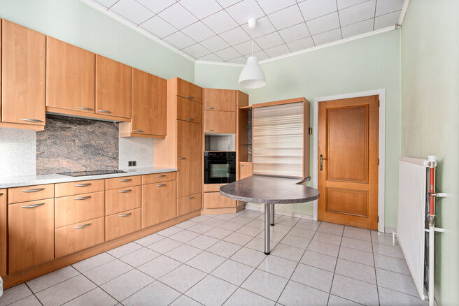 Deze charmante woning met 3 slaapkamers is gelegen in een landelijke omgeving te Vilvoorde (Houtem), op een ruim perceel van 1.250 m&sup2;. Op het gelijkvloers vindt u een inkomhal met apart gastentoilet, die leidt naar de ruime en lichtrijke woonkamer met op