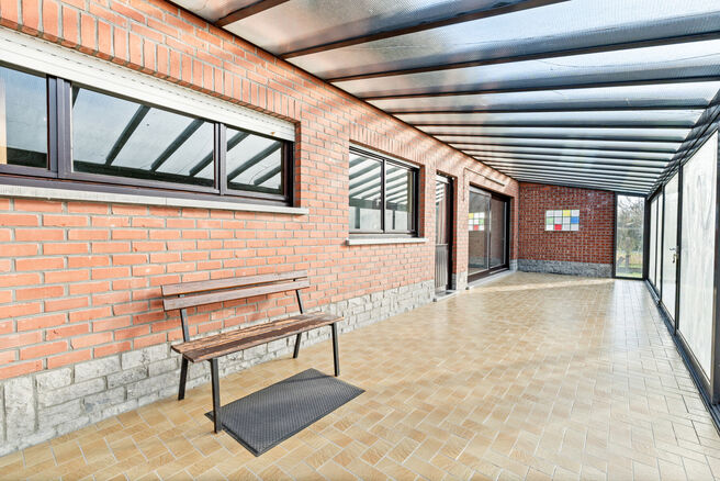 Deze charmante woning met 3 slaapkamers is gelegen in een landelijke omgeving te Vilvoorde (Houtem), op een ruim perceel van 1.250 m&sup2;. Op het gelijkvloers vindt u een inkomhal met apart gastentoilet, die leidt naar de ruime en lichtrijke woonkamer met op