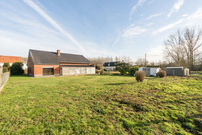 Deze charmante woning met 3 slaapkamers is gelegen in een landelijke omgeving te Vilvoorde (Houtem), op een ruim perceel van 1.250 m&sup2;. Op het gelijkvloers vindt u een inkomhal met apart gastentoilet, die leidt naar de ruime en lichtrijke woonkamer met op