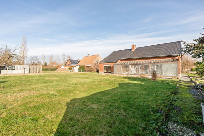 Deze charmante woning met 3 slaapkamers is gelegen in een landelijke omgeving te Vilvoorde (Houtem), op een ruim perceel van 1.250 m&sup2;. Op het gelijkvloers vindt u een inkomhal met apart gastentoilet, die leidt naar de ruime en lichtrijke woonkamer met op