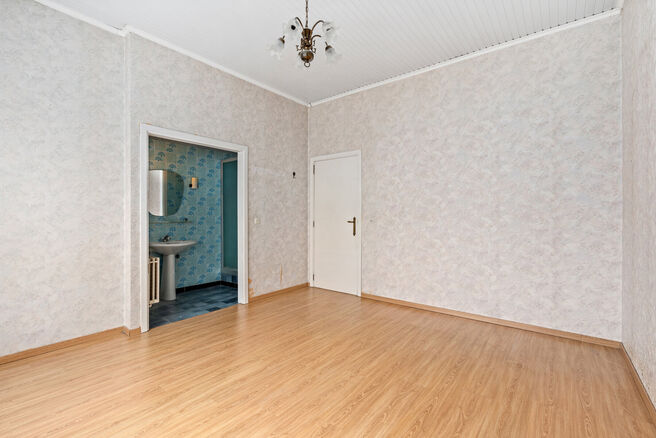 Deze charmante woning met 3 slaapkamers is gelegen in een landelijke omgeving te Vilvoorde (Houtem), op een ruim perceel van 1.250 m&sup2;. Op het gelijkvloers vindt u een inkomhal met apart gastentoilet, die leidt naar de ruime en lichtrijke woonkamer met op