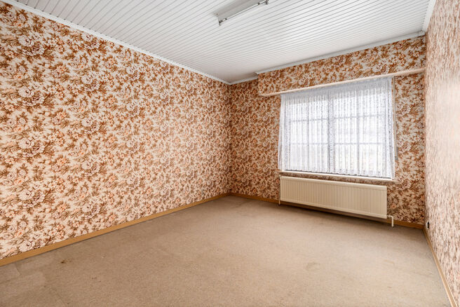 Deze charmante woning met 3 slaapkamers is gelegen in een landelijke omgeving te Vilvoorde (Houtem), op een ruim perceel van 1.250 m&sup2;. Op het gelijkvloers vindt u een inkomhal met apart gastentoilet, die leidt naar de ruime en lichtrijke woonkamer met op