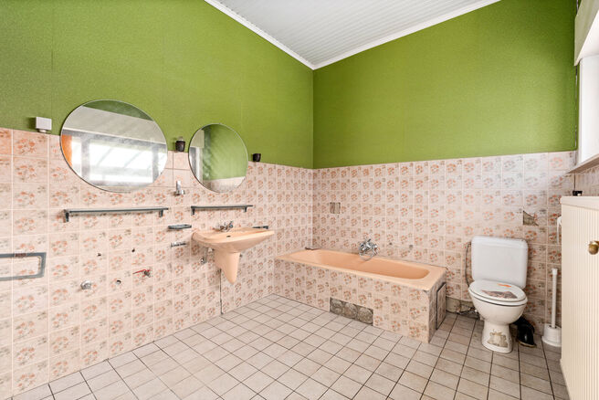 Deze charmante woning met 3 slaapkamers is gelegen in een landelijke omgeving te Vilvoorde (Houtem), op een ruim perceel van 1.250 m&sup2;. Op het gelijkvloers vindt u een inkomhal met apart gastentoilet, die leidt naar de ruime en lichtrijke woonkamer met op