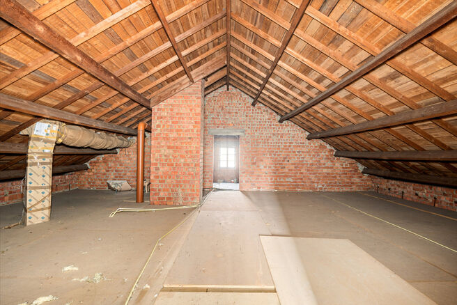 Deze charmante woning met 3 slaapkamers is gelegen in een landelijke omgeving te Vilvoorde (Houtem), op een ruim perceel van 1.250 m&sup2;. Op het gelijkvloers vindt u een inkomhal met apart gastentoilet, die leidt naar de ruime en lichtrijke woonkamer met op