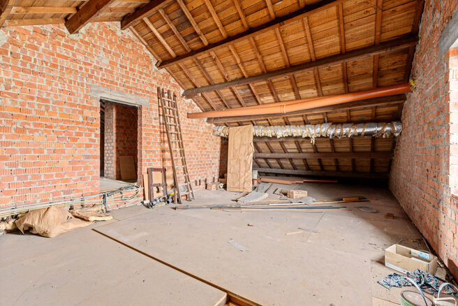 Deze charmante woning met 3 slaapkamers is gelegen in een landelijke omgeving te Vilvoorde (Houtem), op een ruim perceel van 1.250 m&sup2;. Op het gelijkvloers vindt u een inkomhal met apart gastentoilet, die leidt naar de ruime en lichtrijke woonkamer met op