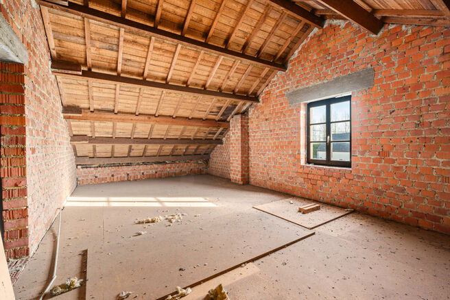 Deze charmante woning met 3 slaapkamers is gelegen in een landelijke omgeving te Vilvoorde (Houtem), op een ruim perceel van 1.250 m&sup2;. Op het gelijkvloers vindt u een inkomhal met apart gastentoilet, die leidt naar de ruime en lichtrijke woonkamer met op