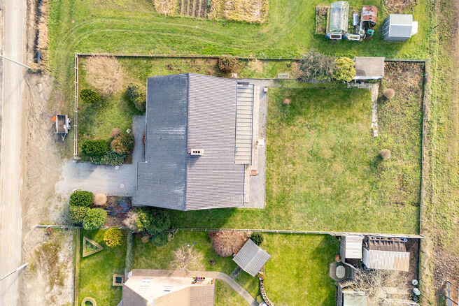 Deze charmante woning met 3 slaapkamers is gelegen in een landelijke omgeving te Vilvoorde (Houtem), op een ruim perceel van 1.250 m&sup2;. Op het gelijkvloers vindt u een inkomhal met apart gastentoilet, die leidt naar de ruime en lichtrijke woonkamer met op
