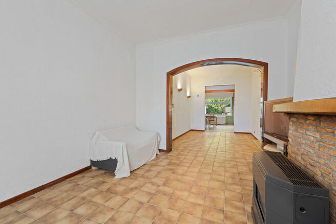 Deze woning met drie ruime slaapkamers en tuin is uitstekend gelegen woning nabij het centrum van Vilvoorde met tal van voorzieningen in de nabijheid.

INDELING:
Op het gelijkvloers betreden we de woning via een inkomhal met trap naar de eerste verdieping