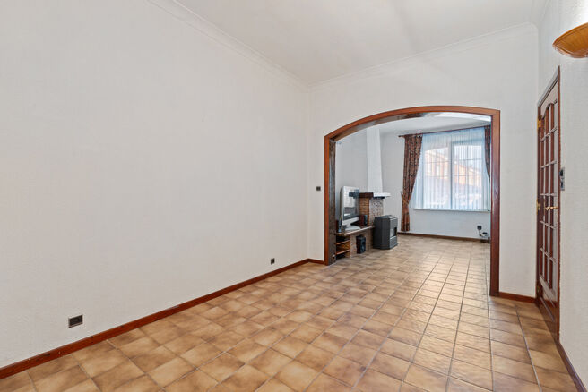 Deze woning met drie ruime slaapkamers en tuin is uitstekend gelegen woning nabij het centrum van Vilvoorde met tal van voorzieningen in de nabijheid.

INDELING:
Op het gelijkvloers betreden we de woning via een inkomhal met trap naar de eerste verdieping