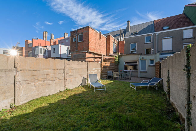 Deze woning met drie ruime slaapkamers en tuin is uitstekend gelegen woning nabij het centrum van Vilvoorde met tal van voorzieningen in de nabijheid.

INDELING:
Op het gelijkvloers betreden we de woning via een inkomhal met trap naar de eerste verdieping