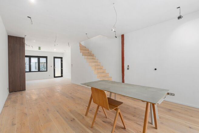 Deze woning met 2 ruime slaapkamers en terras werd volledig gerenoveerd met hoogwaardige materialen.
Ze is gelegen in een residenti&euml;le woonwijk in Peutie, Vilvoorde.

De indeling is als volgt: Op het gelijkvloerse verdieping bevindt zich de woonkamer met