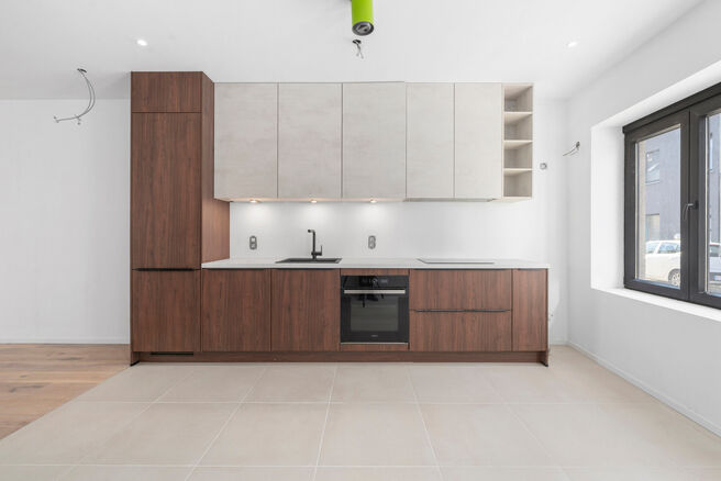 Deze woning met 2 ruime slaapkamers en terras werd volledig gerenoveerd met hoogwaardige materialen.
Ze is gelegen in een residenti&euml;le woonwijk in Peutie, Vilvoorde.

De indeling is als volgt: Op het gelijkvloerse verdieping bevindt zich de woonkamer met