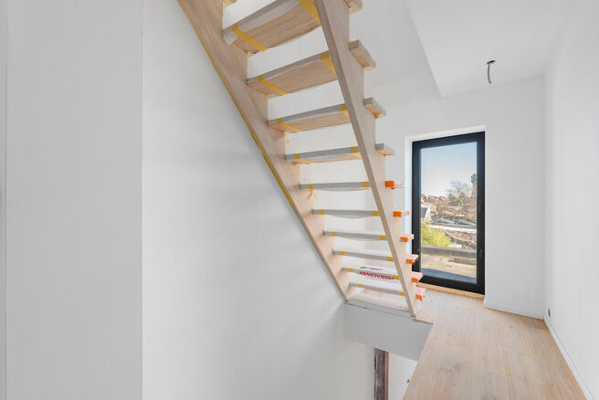 Deze woning met 2 ruime slaapkamers en terras werd volledig gerenoveerd met hoogwaardige materialen.
Ze is gelegen in een residenti&euml;le woonwijk in Peutie, Vilvoorde.

De indeling is als volgt: Op het gelijkvloerse verdieping bevindt zich de woonkamer met